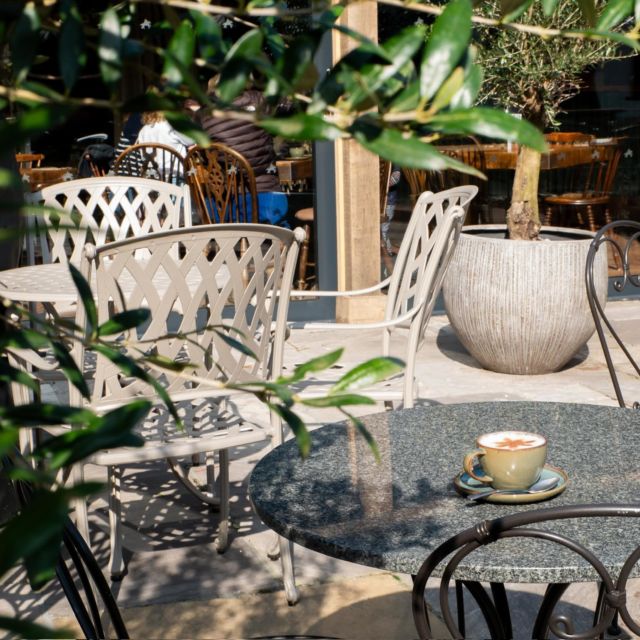 We should all take a moment to relax with a coffee and soak up the morning sunshine, it’s been a long winter! 

And our outdoor terrace is the perfect spot!

#coffeemorning #hellosunshine #easton #hampshire #outdoorterrace #pubwithrooms #chestnuthorse