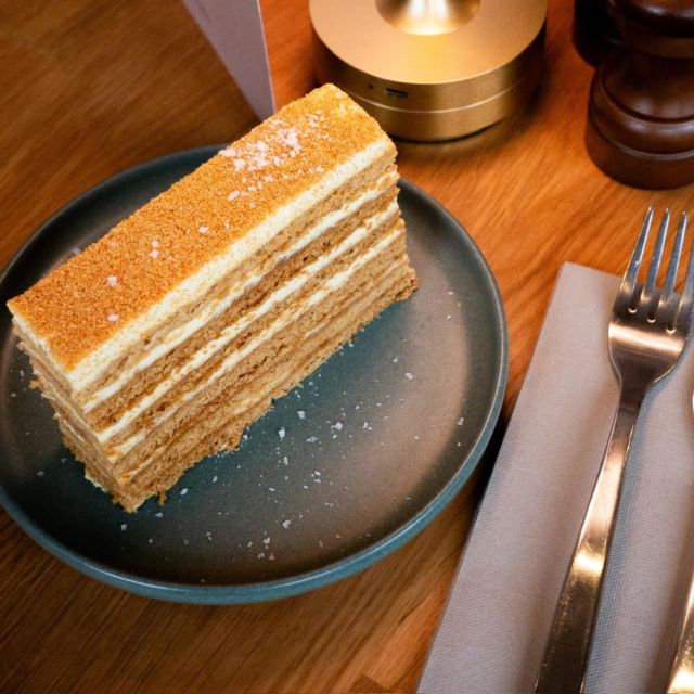 Yes, it’s big enough to share, but when it tastes this good only one fork is required! Our homemade honey and caramel slices, available from the Deli ð

#cakeforone #honeyandcaramel #deli #easton #winchester #hampshire #notjustapub #treatyourself #homemadecake