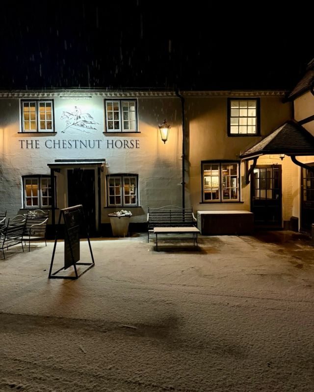 We had a snowy surprise last night… ❄️

Come and join us to chill out and warm up by the fire. 

#VisitHampshire #Easton #CountryPub