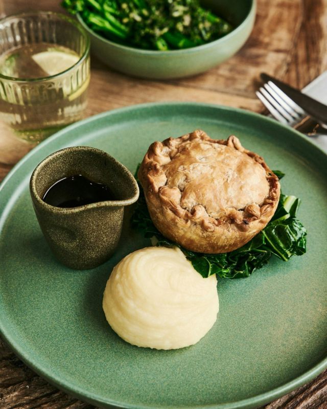 Feast on the comfort of our Pub Classics ð

From our hearty Chicken, Ham & Leek Pie with creamy mash and greens to our perfectly grilled Sirloin Steak served with crispy chips - we've got something for everyone.

Reserve your table via the link in our bio. 

#PubClassics #CountryPub #Easton #Winchester #Hampshire