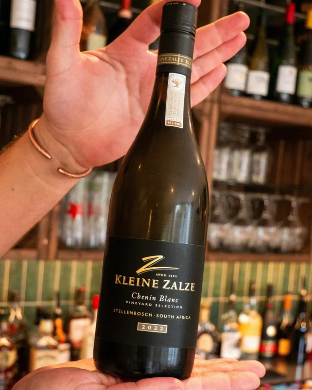 Discover the crisp and refreshing taste of Kleine Zalze Chenin Blanc from South Africa 🥂

With its elegant bouquet, this wine pairs perfectly with our Avington Trout Tagliatelle and catch ups with friends. 

Pop in or reserve your table via the link in our bio. 

#WineLovers #CountryPub #BarHighlight