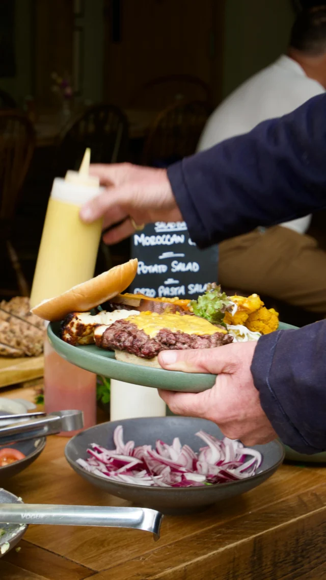 Flames, flavour and a full garden ☀️
A loaded BBQ, cold pints, and no Monday blues — The Chestnut Horse knows how to do a long weekend right.
#TheChestnutHorse #pubbbq #bankholidaymonday #VisitHampshire