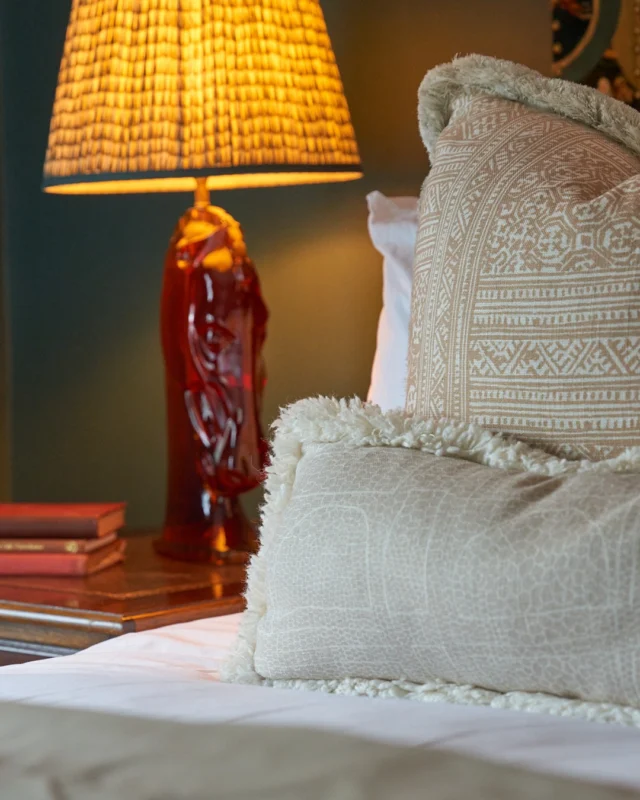 Check in, wind down, and stay a while. 🐎
Our beautifully restored rooms are just steps from the warmth of the pub.

Whether it’s a weekend escape, a countryside stopover, or just an excuse for a great meal and a good night’s sleep… we’ve got your room ready.

Book your stay at The Chestnut Horse.
⁣#TheChestnutHorse #VisitHampshire #Winchester #CountryPub