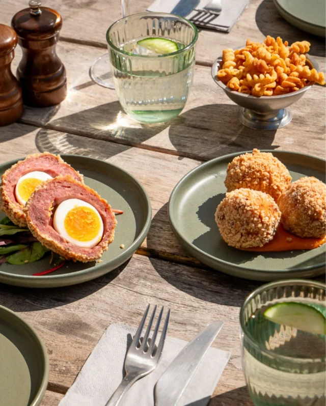 Let’s set the scene...

The sun’s out, cold drink in hand — but you’re a tad peckish.
You spot our bar snacks on the menu.

The classic Scotch egg: crisp on the outside, rich in the middle.
Or the small but mighty wild mushroom arancini, packed with flavour.

What’ll it be?🐴🌿

⁣#TheChestnutHorse #VisitHampshire #Winchester #CountryPub