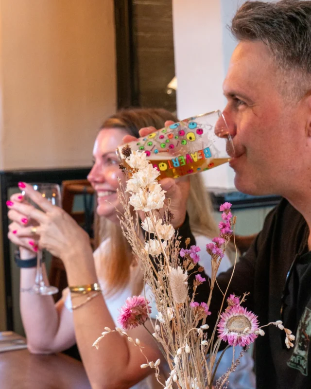 Food worth talking about and drinks worth staying for. 
The kind of pub you don’t rush out of. 🐴

Come get comfy at The Chestnut Horse.
⁣#TheChestnutHorse #VisitHampshire #Winchester #CountryPub