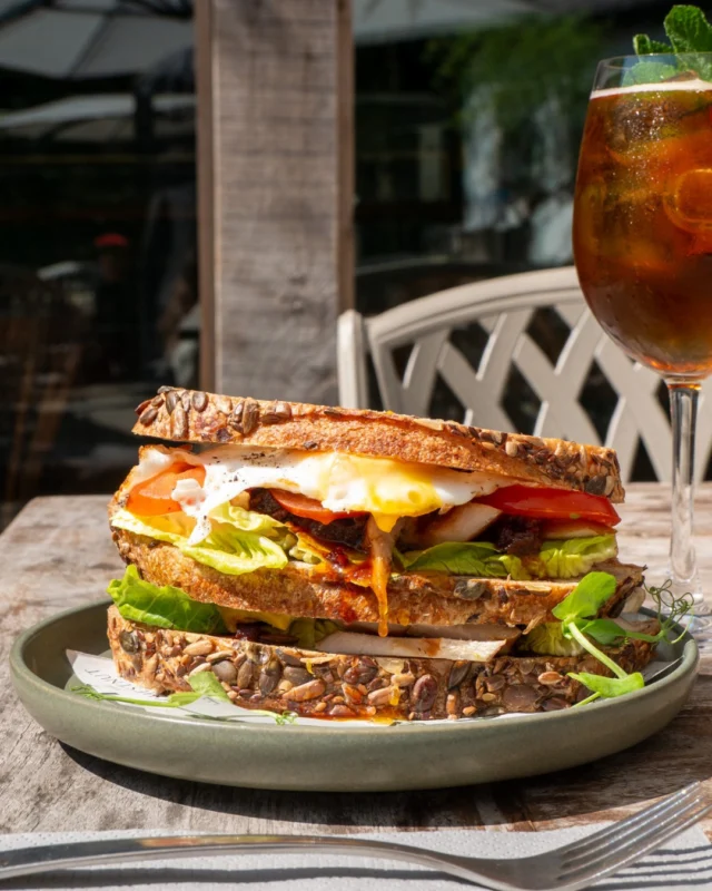 Join the Club...
The Chestnut Horse club.

Stacked high with all the good stuff — 
Smoked chicken breast, bacon jam, avocado,
gem, tomato and fried egg.
Classic, done right.
📍Available Monday - Saturday, 12-3 pm. Book your table now.

⁣#TheChestnutHorse #VisitHampshire #Winchester #CountryPub
