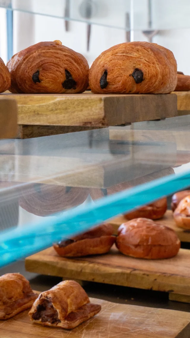 Sitting pretty at the Deli Counter.

From golden sausage rolls to bacon baps and buttery pasties, we’re serving up your favourites daily — perfect for breakfast on the go or a warm midday pick-me-up.

Fresh coffee, flaky pastries, and sweet treats are also on hand.

 📍 Mon–Sat: 9am–4pm | Sun: 9am–12pm
 Swing by and treat yourself.

⁣#TheChestnutHorse #VisitHampshire #Winchester #CountryPub