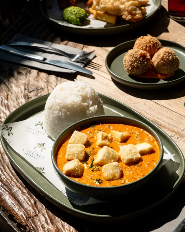 Try something new… 🌿
Vegan, veggie, or just in the mood to mix it up.
Our Thai Red Curry with crispy tofu and sticky jasmine rice hits the spot.
Delicious, vibrant, and packed with flavour. 

#TheChestnutHorse #VisitHampshire #Winchester #CountryPub