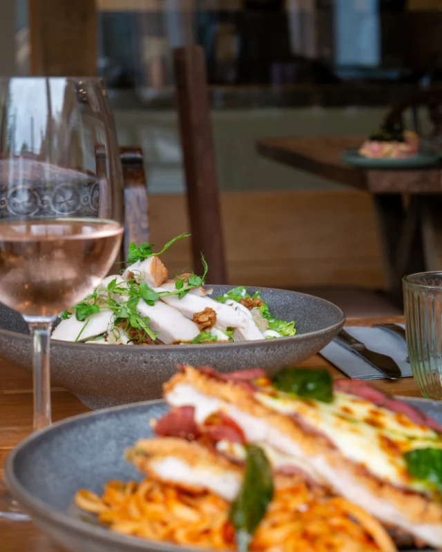 Date night or overdue catch-up? Either way, we’ve got you covered.
From our house-smoked chicken Caesar to the indulgent Parmigiana with prosciutto and melted mozzarella. It's food worth making time for. 🍽️

Tag your dinner date & book your table. 
⁣#TheChestnutHorse #VisitHampshire #Winchester #CountryPub