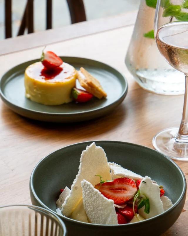 Save room for dessert, trust us...
Choose from our Easton Mess, a summery twist on the classic. Or our Crème Brûlée, finished with a buttery biscuit made from chef’s family recipe.
Sweet endings, with a personal touch. 🍓 🌿
⁣#TheChestnutHorse #VisitHampshire #Winchester #CountryPub