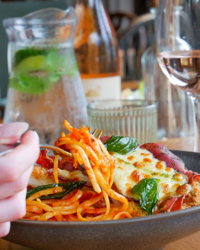 Dishes that make you slow down and flavours that make you sit up. 

Our menu’s full of reasons to come hungry. 🍴
Book, grab a fork, and dig in. 🐴
⁣#TheChestnutHorse #VisitHampshire #Winchester #CountryPub