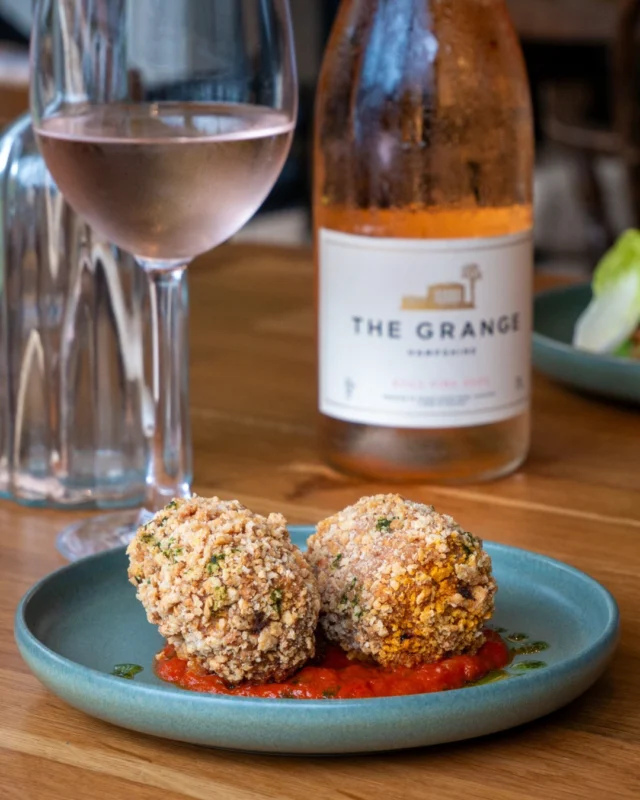 A comforting classic, with a twist. 🐴🍴

Crisp on the outside, rich and tender within, this small plate is served with silky marinara sauce and a fragrant drizzle of basil oil. A bold little bite packed with flavour.
⁣#TheChestnutHorse #VisitHampshire #Winchester #CountryPub