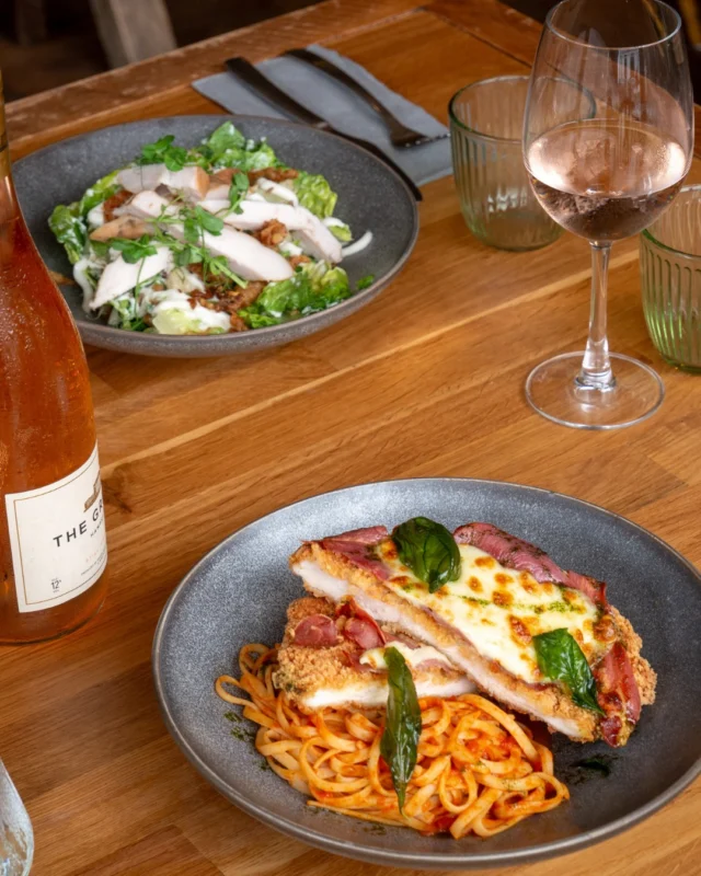 Whether it’s a midweek date night or a long-overdue natter with a friend, these two are serious crowd-pleasers.
Smoked Chicken Caesar or Chicken Parmigiana, which one are you choosing?

Your table is waiting for you... 🐴
⁣#TheChestnutHorse #VisitHampshire #Winchester #CountryPub