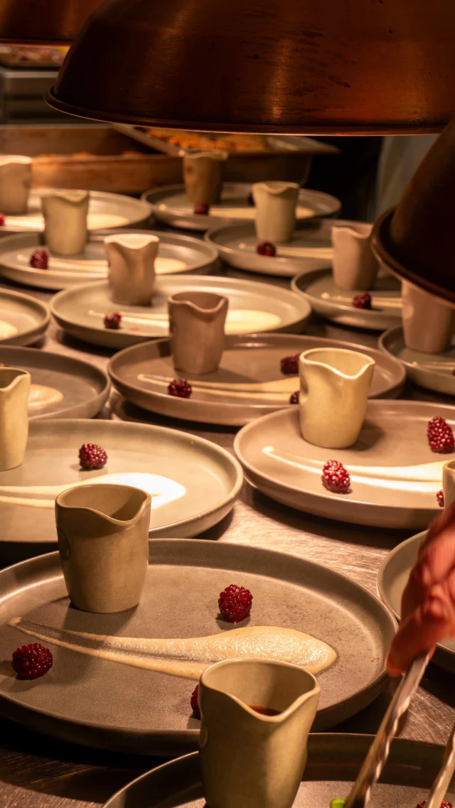 Dinner is served at The Chestnut Horse. 🐴
Watch us plate our Venison Loin, Celeriac, Blackberry & Burnt Leek - winter on a plate.
Book your table for dinner this week.

#TheChestnutHorse #VisitHampshire #Winchester #CountryPub