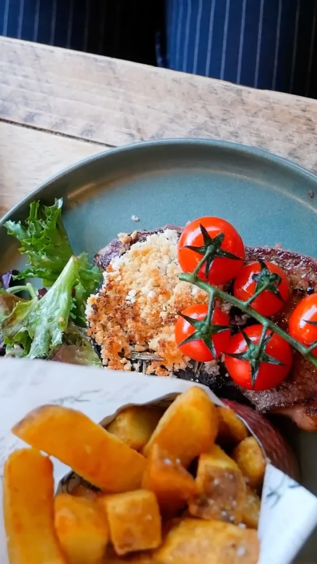 ⁣Indulge in a sumptuous steak dinner for two, complete with a bottle of house wine, at The Chestnut Horse.

It's our usual Tuesday steak night delight, now available exclusively Monday - Friday, perfect for a cosy night out, a special occasion, or a gift for a loved one.
Tap the link in our bio to find out more! 🐴 
#TheChestnutHorse #BlackFridayDeals #VisitHampshire #Winchester #CountryPub