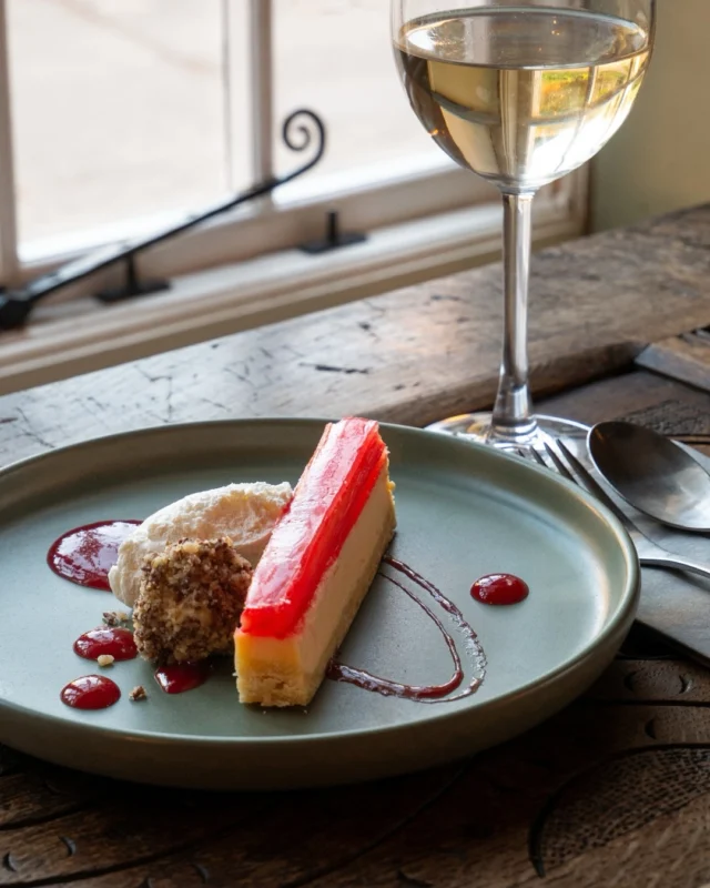 Swipe, you won’t regret it… our Rhubarb & Custard Tart!
Sun’s out, sweet tooth on. ☀️

You know what to do!
#TheChestnutHorse #VisitHampshire #Winchester