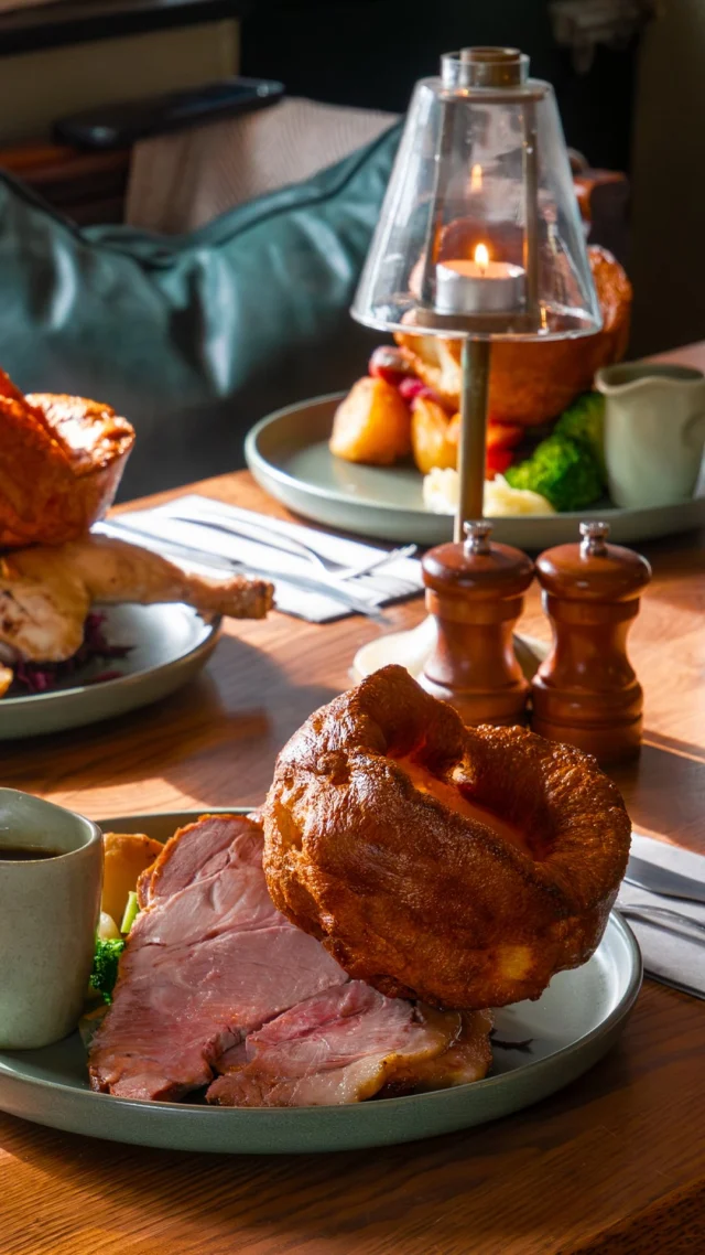 Sunday roasts, done correctly✨

Roast pork, sirloin or chicken with all the trimmings.
2 courses £30 | 3 courses £36
#TheChestnutHorse #VisitHampshire #Winchester