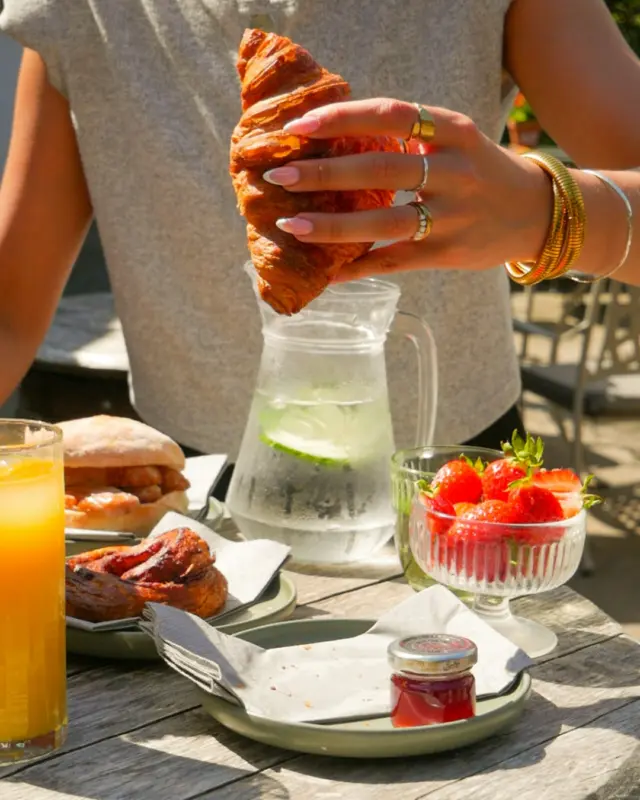 Weekend mornings, done properly. 🥐

Come by The Chestnut Horse for brunch this weekend. Our deli counter is stocked, fresh and full; pick a pastry, share a roll and settle in with a freshly roasted coffee.

The perfect start to a slow morning, or a well-earned reward after an early adventure around the village.

No rush. Stay a while. 🐴
#thechestnuthorse #winchester #pub