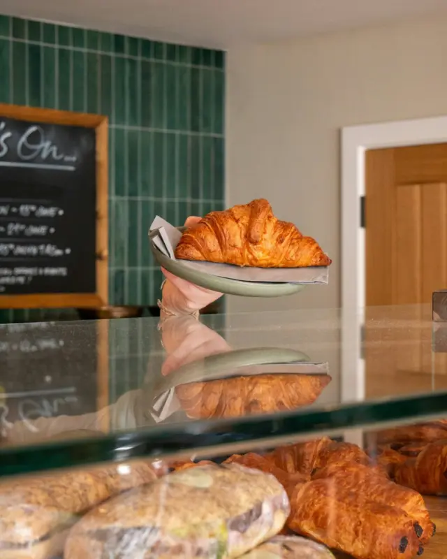 Summer, it’s been lovely. But walking season is calling. 🍂

Cooler days, longer walks and a very good reason to stop by the Village Shop & Deli on the way.

Pick up a pasty, something sweet and a coffee before heading out to explore Easton and the surrounding countryside, or save it for the walk home.

Celebrating local produce and the best from our doorstep, consider the deli your new-season pit stop.

Walk. Pasty. Pub. We could get used to this.
#TheChestutHorse #winchester #pub #Local