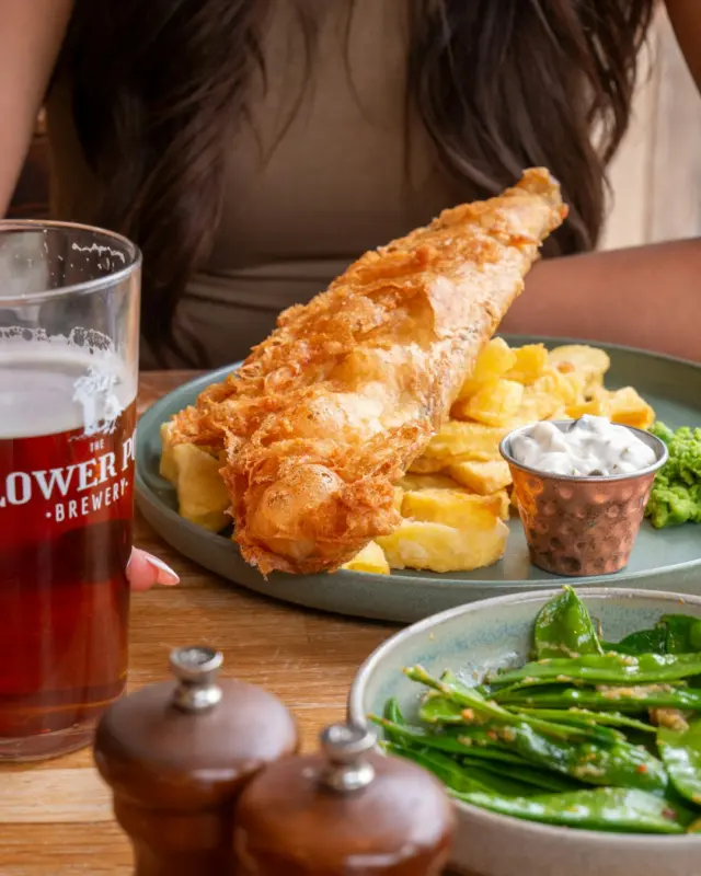 Midweek comfort, done properly. 🐴✨

Ale-battered haddock, chunky chips, peas and tartar sauce. A pub classic with your name on it, preferably with something cold on the side.

Book your table now: https://thechestnuthorse.com/

See you at The Chestnut Horse.
#TheChestutHorse #winchester #pub #Local