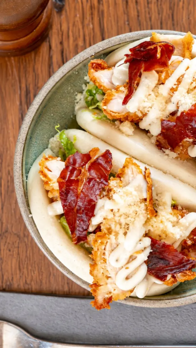 Your lunch break deserves better. 🥯
⁣
A punchy Pastrami Bagel, a loaded Fish & Chip Butty or a Chicken Caesar Bao Bun. Proper pub food, with a few worldly twists.
⁣
Pop in for a quick bite or settle in with friends and make an afternoon of it. Add fries. Order a pint. Stay for another.
⁣
Lunch served Monday–Saturday, 12–2.30 pm.
Book your table via the link: https://thechestnuthorse.com/eat-and-drink/ 🐴
⁣
#TheChestnutHorse #WinchesterFood #LunchPlans